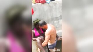 Un blanc baise sa go noir en public