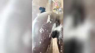 Twerk gros cul noir dans la douche
