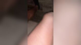 Mettre le slip de côté et la pénétrer.