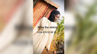 Mina lha skinny twerk et montres son cul