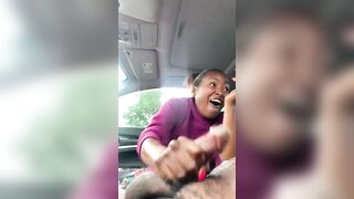 Elle la masturbé sa bite dans la voiture jusqu’à son éjaculation