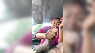 Elle la masturbé sa bite dans la voiture jusqu’à son éjaculation