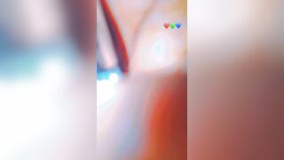 Elle se doigte sa chatte poilue avec rouge à lèvre et gicler très forte