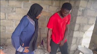 Elle a baisé son ingénieur dans un bâtiment inachevé.