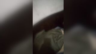 Elle est tellement ivre qu'elle ne sent rien