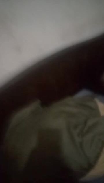 Elle est tellement ivre qu'elle ne sent rien