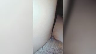 Masturbation de sa chatte poilue