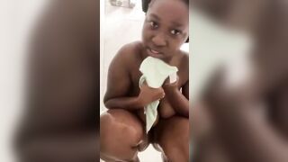Video fuitée! Grace golly la fille ivoirienne se douche nue. Partie 2