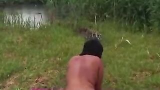 Baise gros cul dans la nature au fleuve