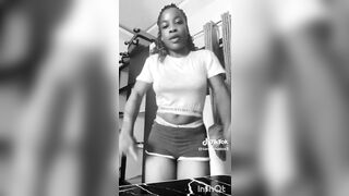 Sara zozo bizzi chevauche une grosse bite