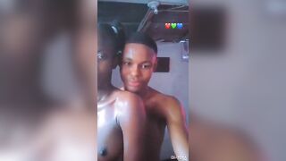 Les deux lycéens adorent baisé après les cours