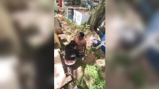 Baiser derrière le stade après la victoire de leurs équipes