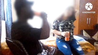 Une fille indienne qui baise avec un gars nigérian en échange d’une bière.