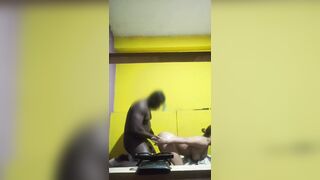 Un Nigérian qui trompe une belle indienne de spa