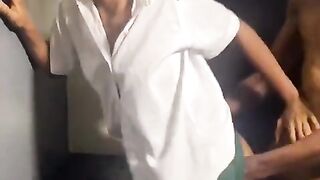 Après les cours il baisé sa copine en classe