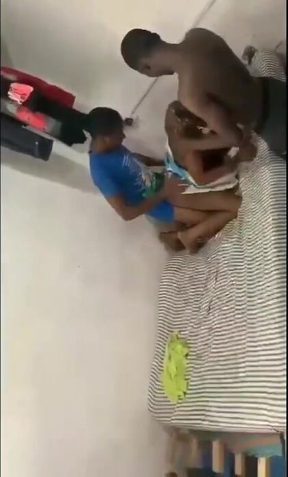 Les camarades d'une classe de lycée organise pour baise une jeune fille de leur class