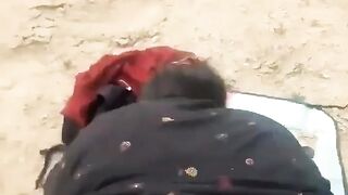 Deux Arabes baise dans la brousse