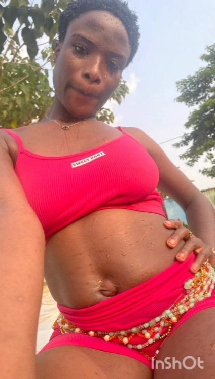 Stéphanie la bonne en solo nous montres sa chatte