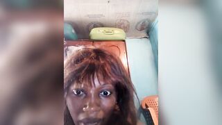 Fatima jeune fille mariée montre sa chatte et son anus