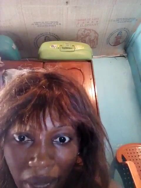 Fatima jeune fille mariée montre sa chatte et son anus