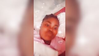 La grosse nous montre sa chatte