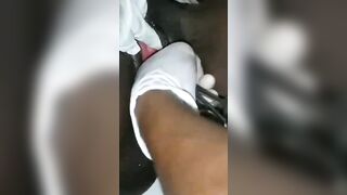 La fermeture du parfum est restée dans sa chatte