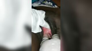 La fermeture du parfum est restée dans sa chatte