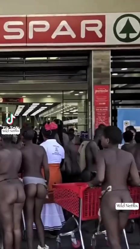 Femme d’une tribus nues dans le supermarché.