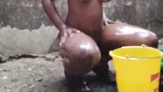 BAIN DEHORS ET ON BAISE