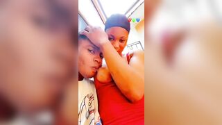 Téter sa belle poitrine