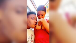 Téter sa belle poitrine