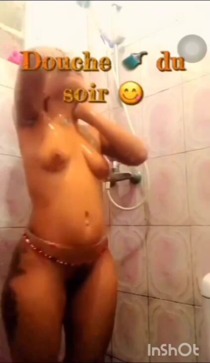 La jolie influenceuse camerounaise etoile de mer se lave sensuellement