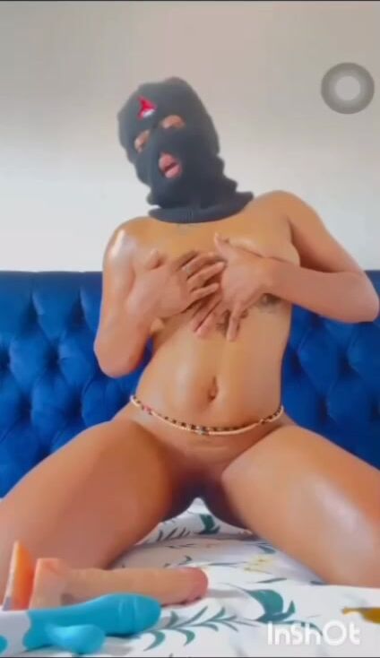 Etoile de mer se masturbe avec son gode