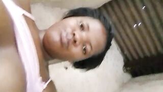 Gros seins gros cul twerk et doigté sa chatte poilue