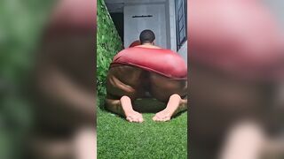 Incroyable ! Regardez ses grosses fesses