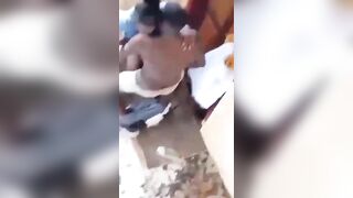 Entrain de baiser dans une classe abandonnée