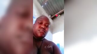 Femme mature apoutchou se masturbe