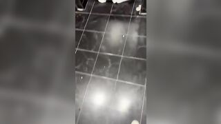 Espionner un couple qui baise dans les toilettes.