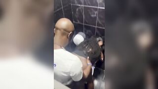 Espionner un couple qui baise dans les toilettes.