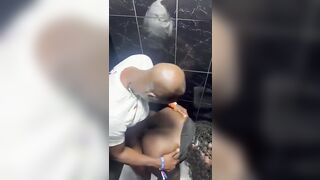 Espionner un couple qui baise dans les toilettes.