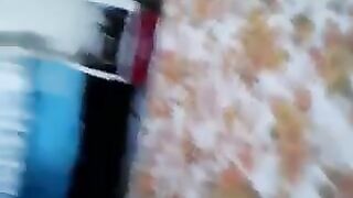 Elle passe un message à son chéri et se faire masturbé sa chatte