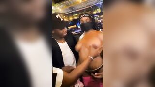 Gros seins twerk dans la boite de nuit