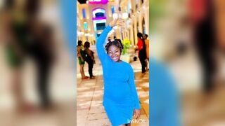 Kamano joues avec sa chatte dans la chambre