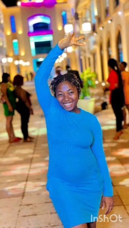 Kamano joues avec sa chatte dans la chambre