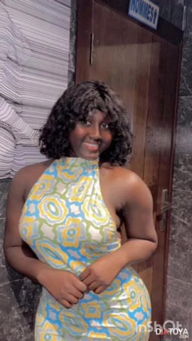 Hadja diallo montres et joues avec sa chatte