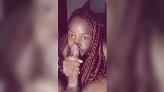 La jeune Sarah zozos aime sucer les grosses bites ????