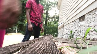 Je la prends derrière la maison