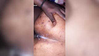 Il a jouit entre ses fesses mais il a continué a la baiser