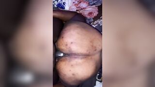 Il a jouit entre ses fesses mais il a continué a la baiser