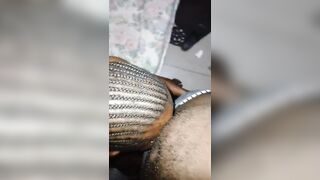 il se cache pour baiser au toilette